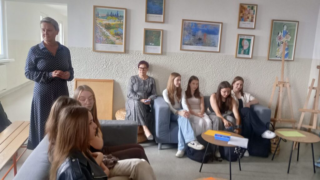 zdjęcie przedstawia grupę osób