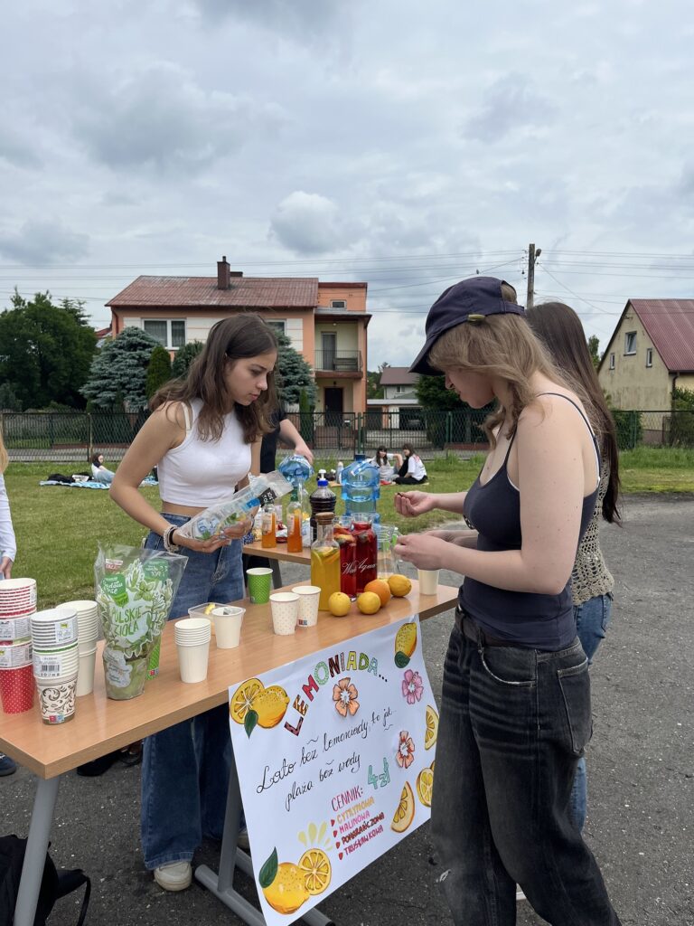 zdjęcie przedstawia grupę osób