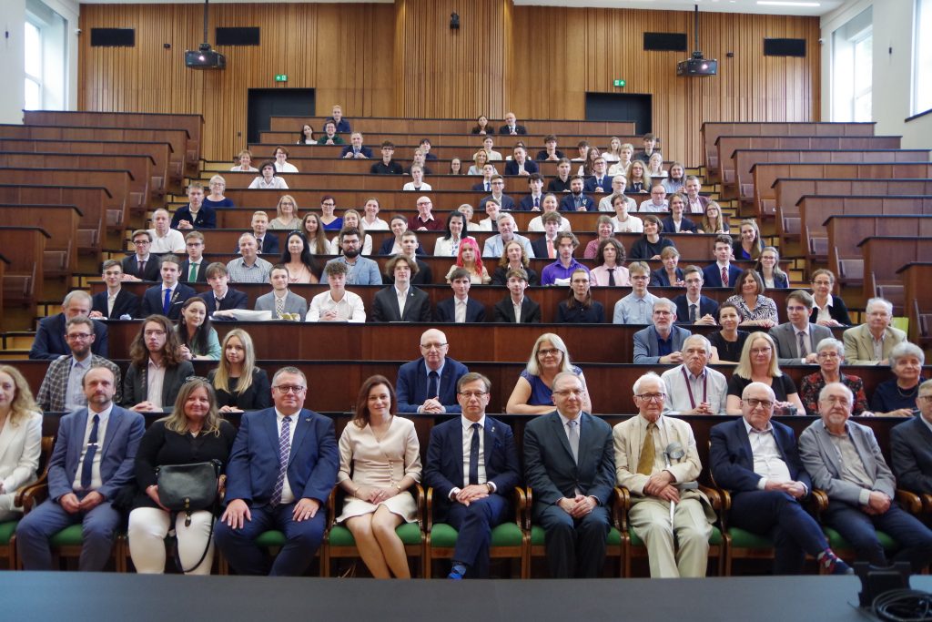 zdjęcie przedstawia grupę osób