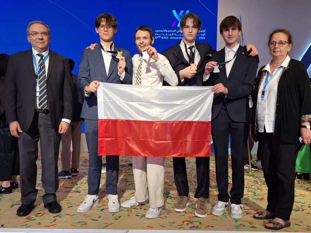 zdjęcie przedstawia grupę osób