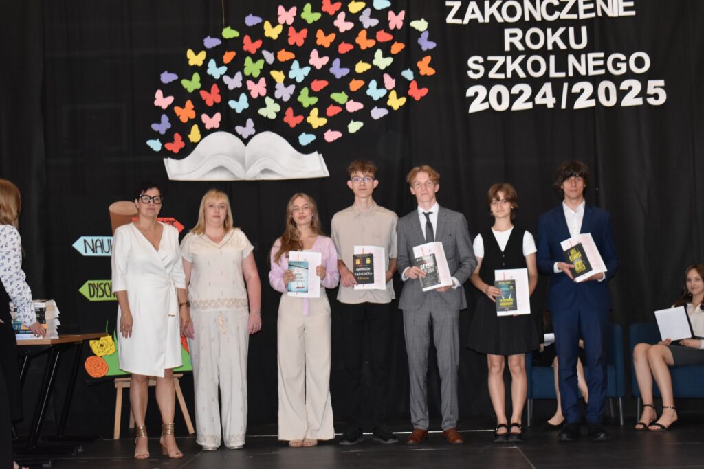 zdjęcie przedstawia grupę osób