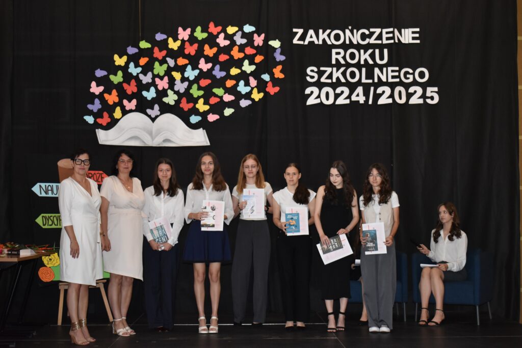 zdjęcie przedstawia grupę osób