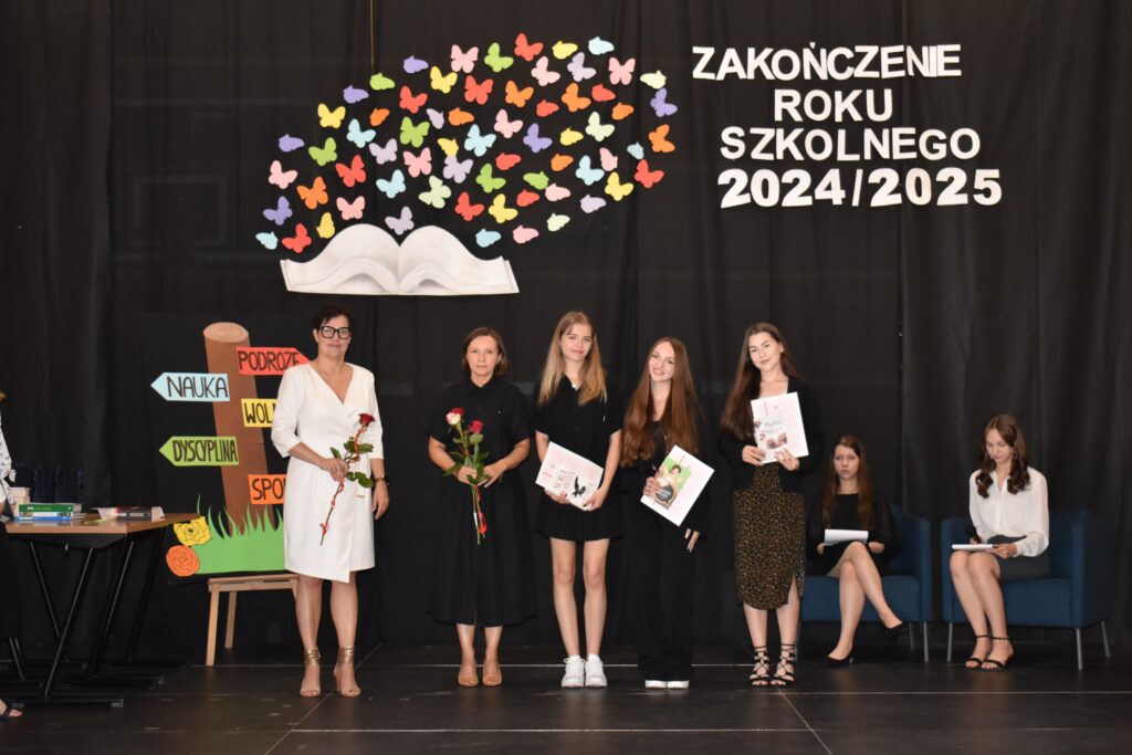 zdjęcie przedstawia grupę osób
