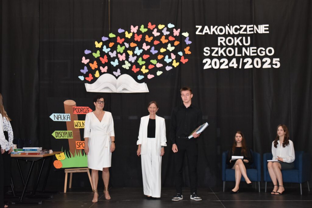zdjęcie przedstawia grupę osób