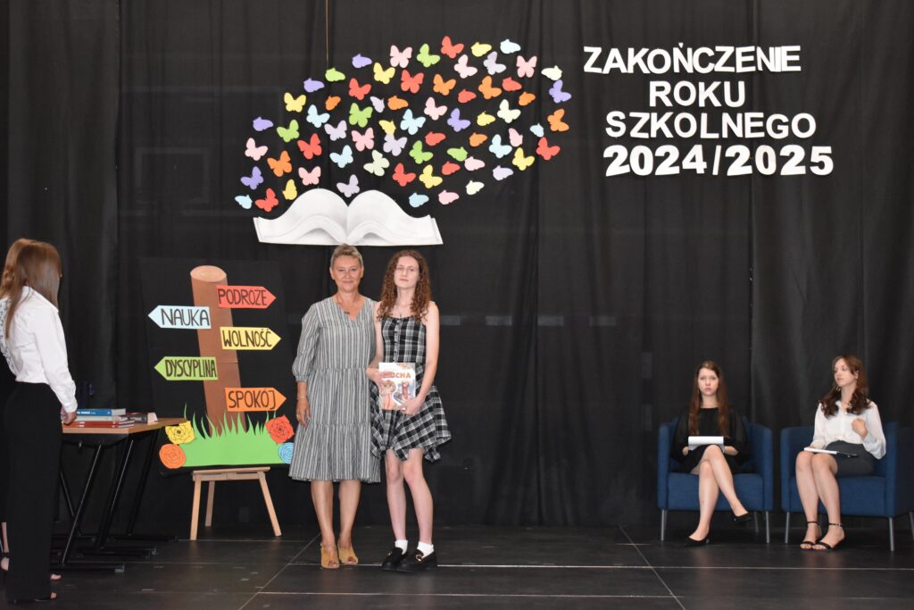 zdjęcie przedstawia grupę osób