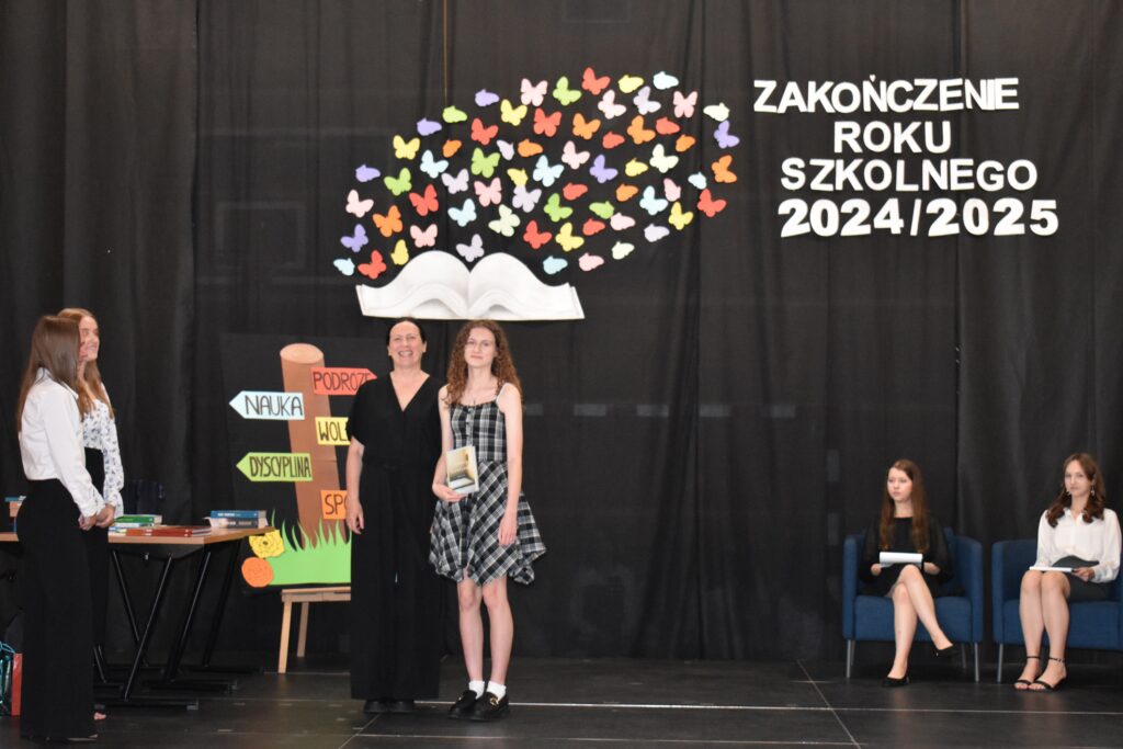 zdjęcie przedstawia grupę osób