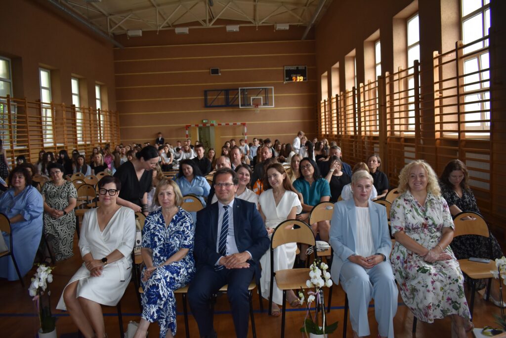 zdjęcie przedstawia grupę osób