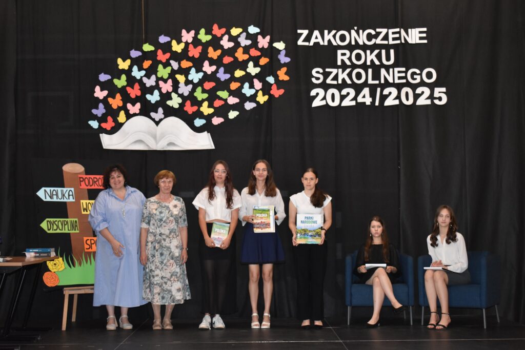 zdjęcie przedstawia grupę osób