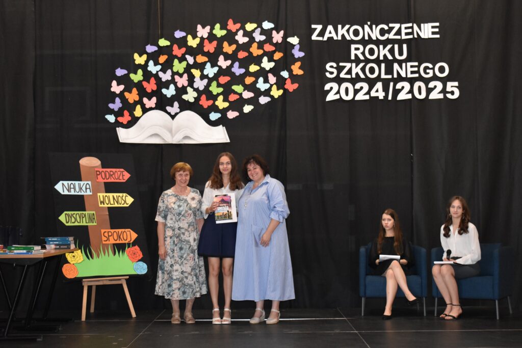 zdjęcie przedstawia grupę osób