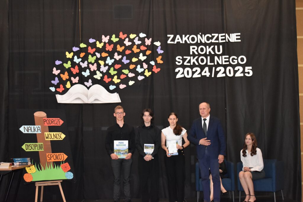 zdjęcie przedstawia grupę osób