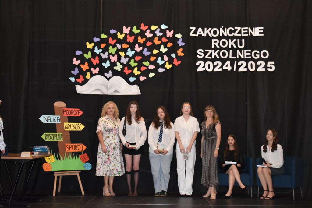 zdjęcie przedstawia grupę osób