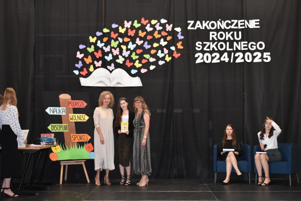 zdjęcie przedstawia grupę osób