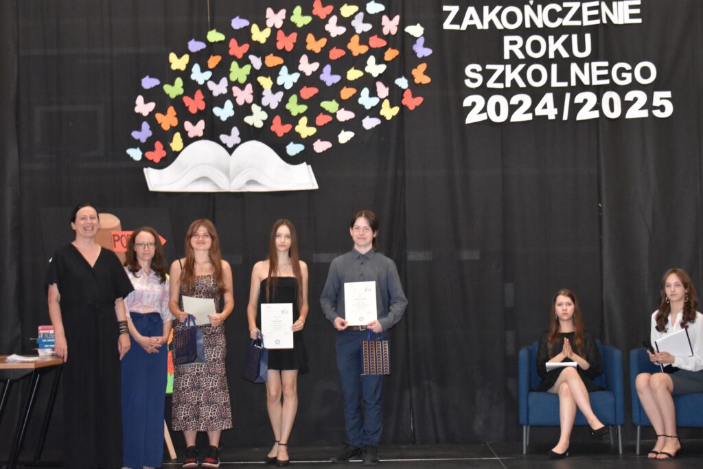 zdjęcie przedstawia grupę osób
