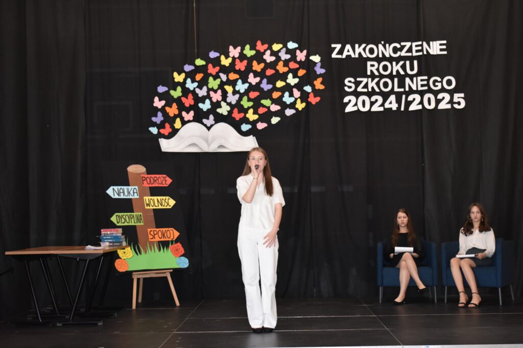 zdjęcie przedstawia grupę osób
