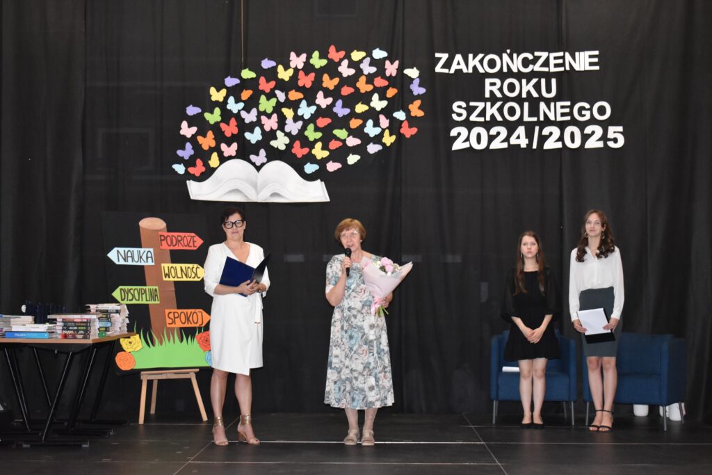 zdjęcie przedstawia grupę osób