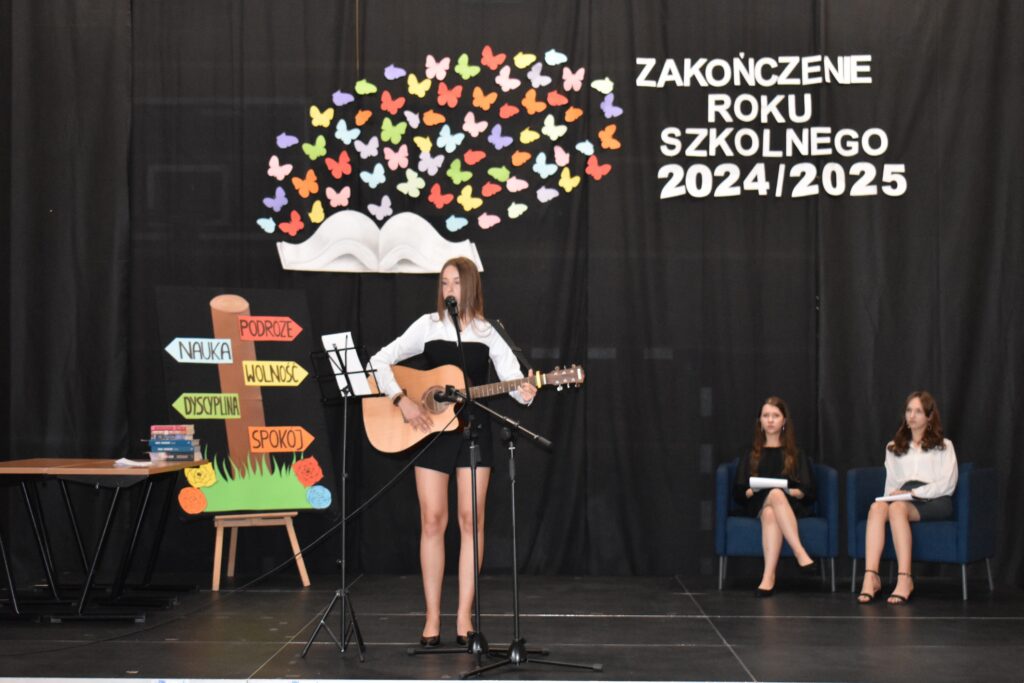 zdjęcie przedstawia grupę osób
