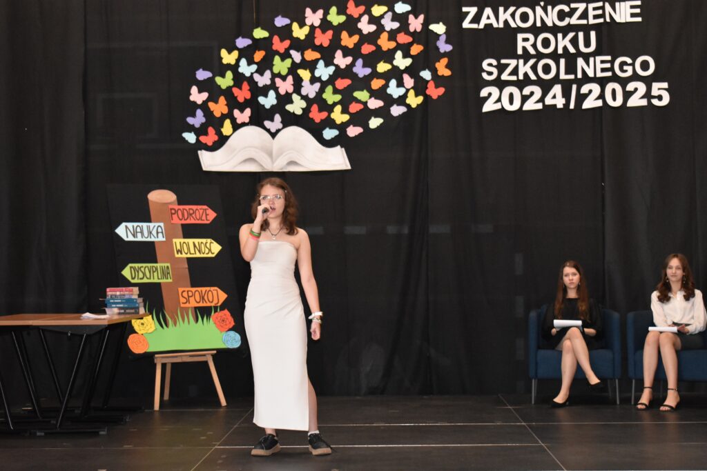 zdjęcie przedstawia grupę osób
