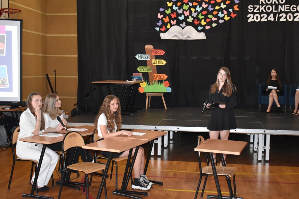 zdjęcie przedstawia grupę osób