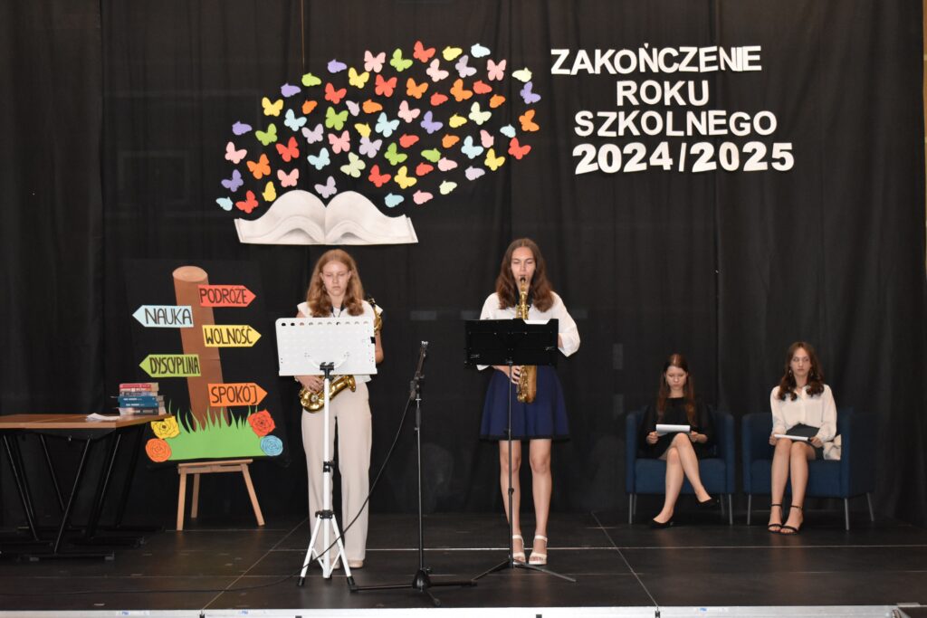 zdjęcie przedstawia grupę osób