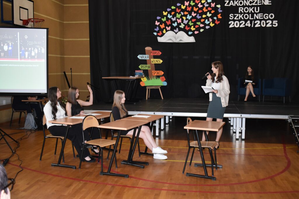zdjęcie przedstawia grupę osób