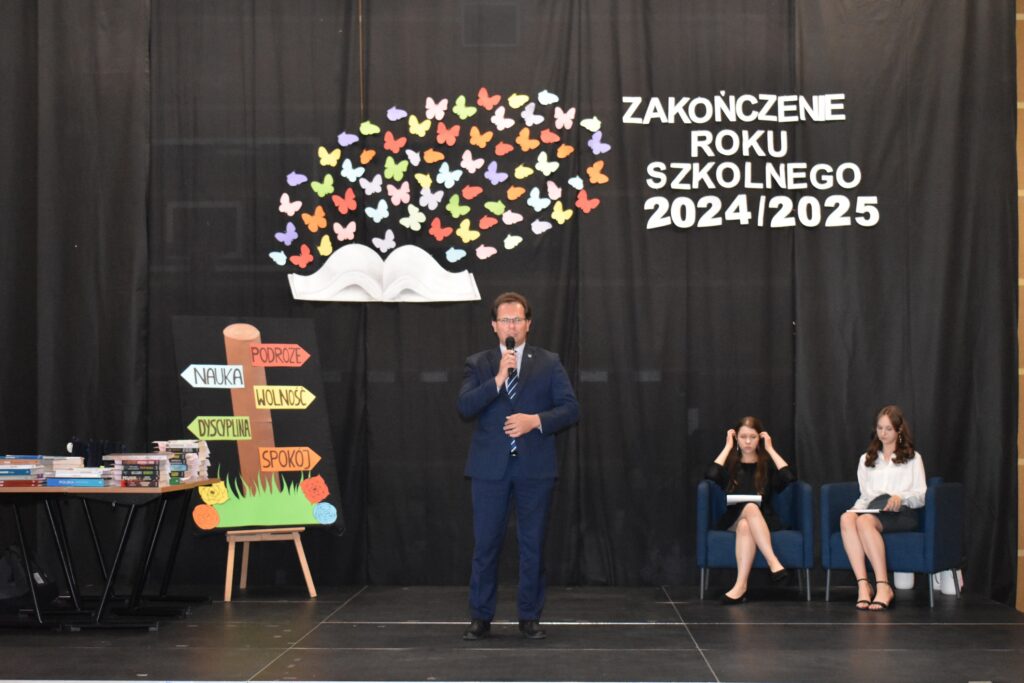zdjęcie przedstawia grupę osób