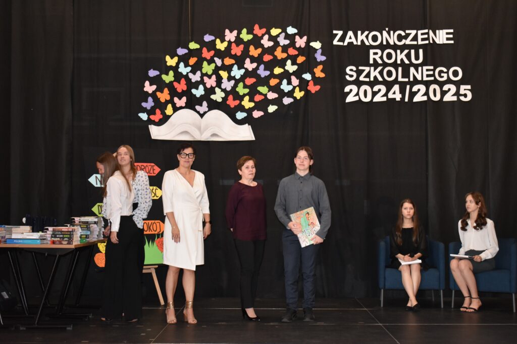 zdjęcie przedstawia grupę osób