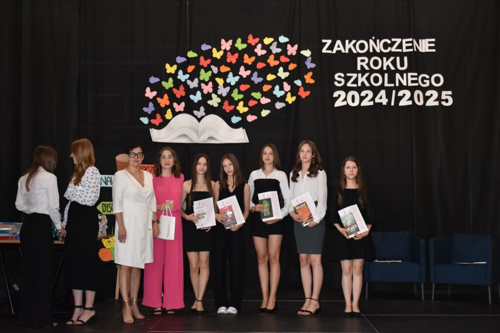 zdjęcie przedstawia grupę osób