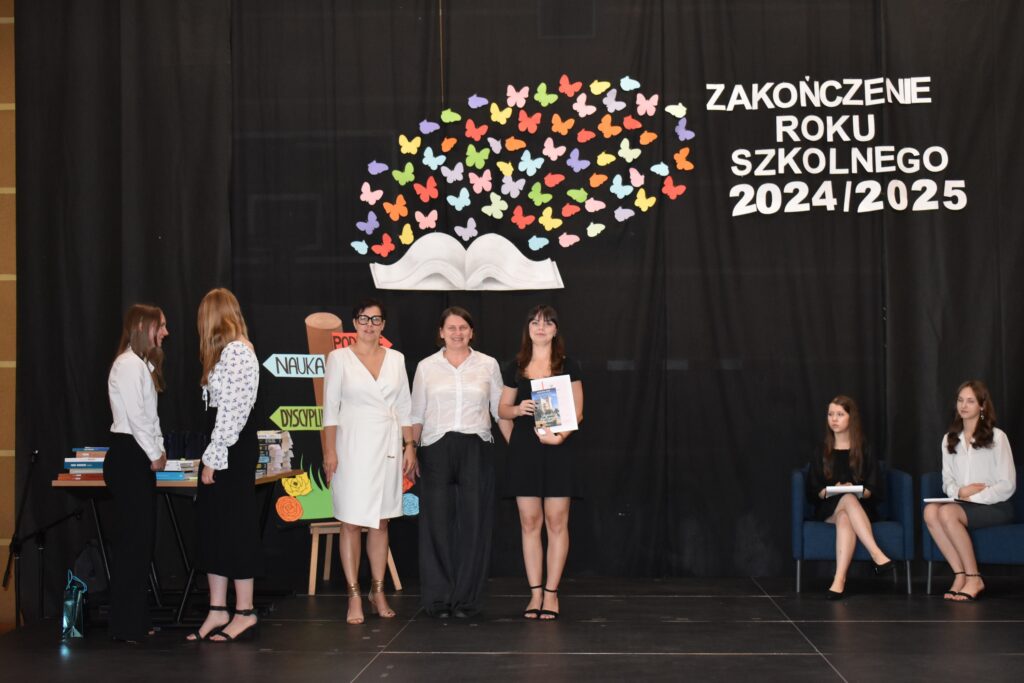 zdjęcie przedstawia grupę osób