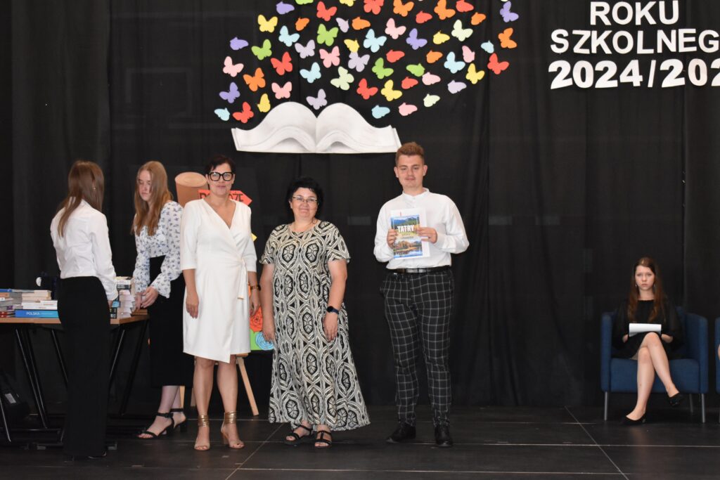 zdjęcie przedstawia grupę osób