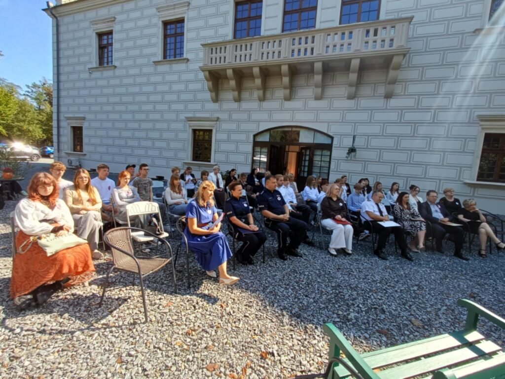 zdjęcie przedstawia grupę osób