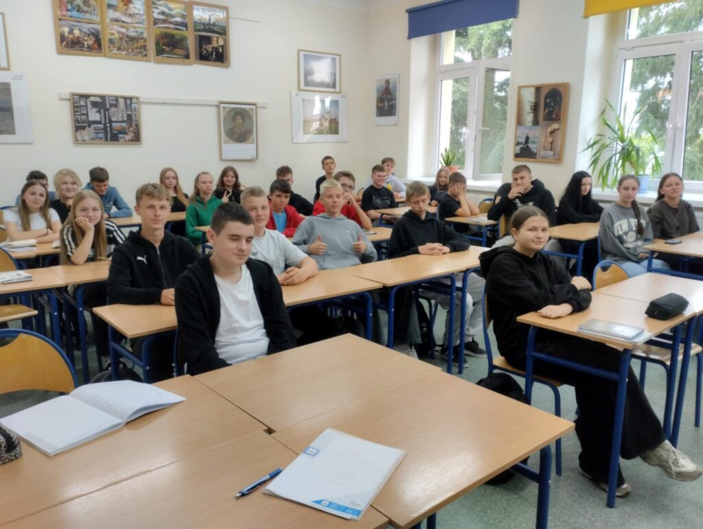 zdjęcie przedstawia grupę osób