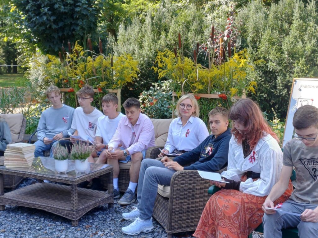 zdjęcie przedstawia grupę osób