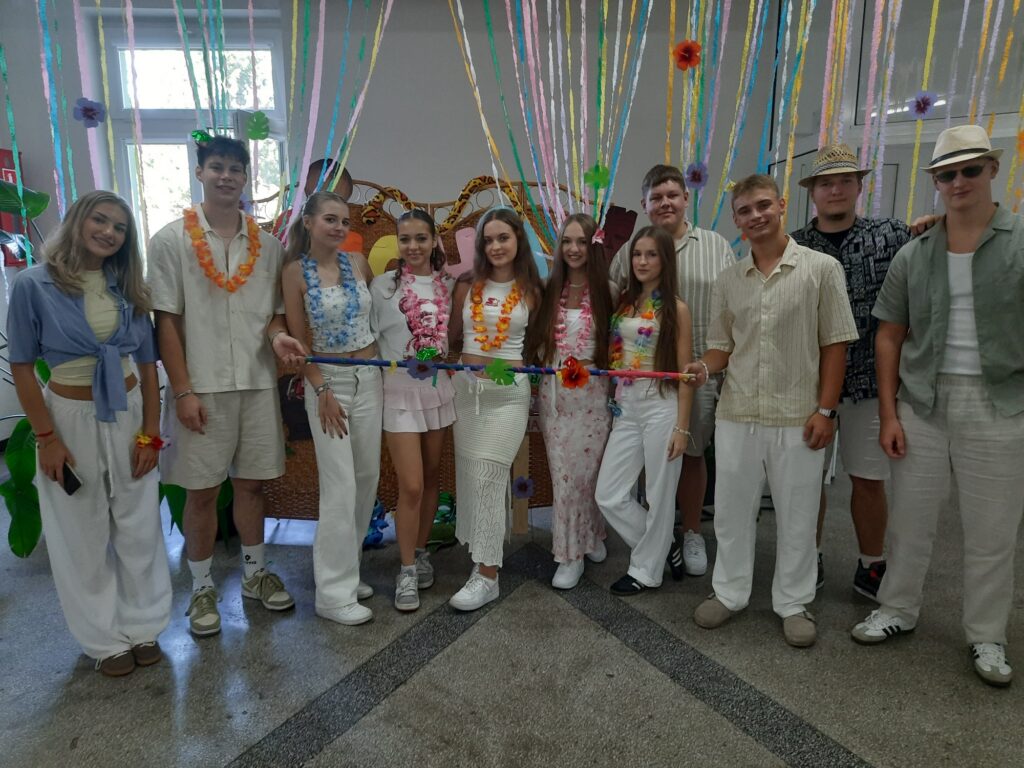zdjęcie przedstawia grupę osób
