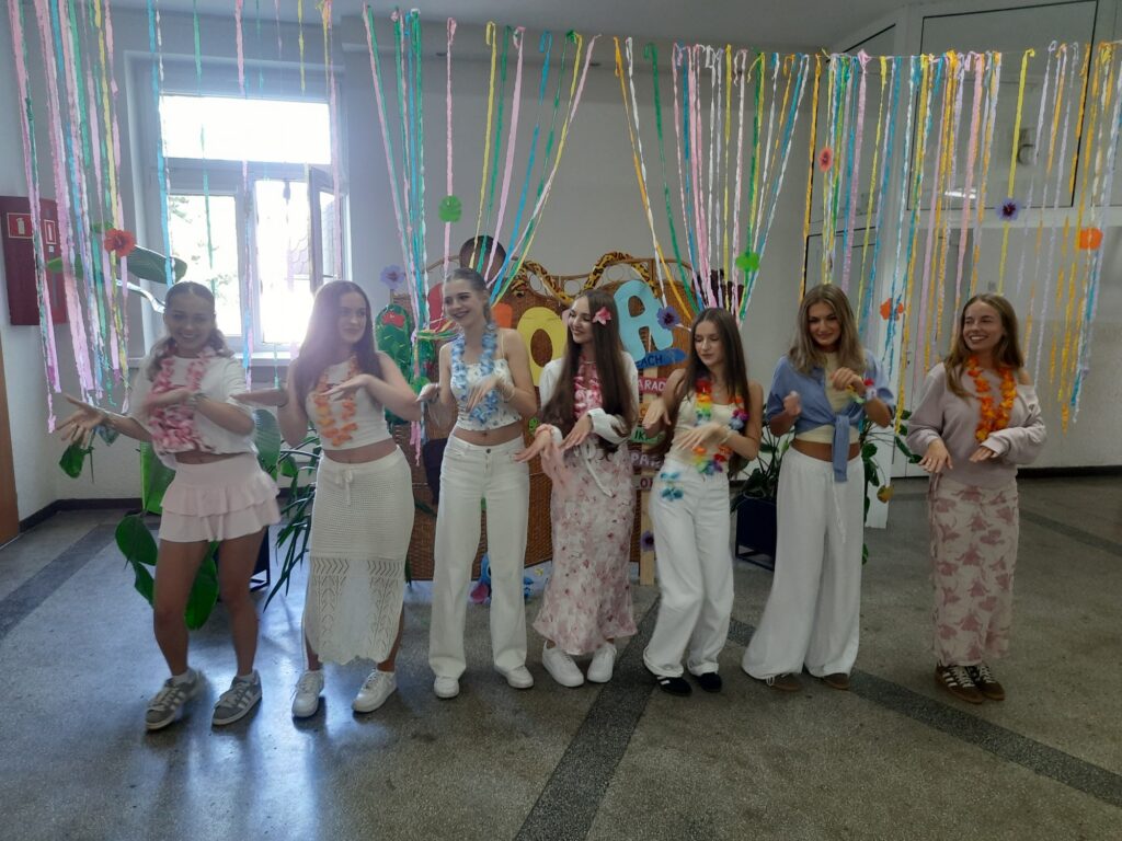 zdjęcie przedstawia grupę osób