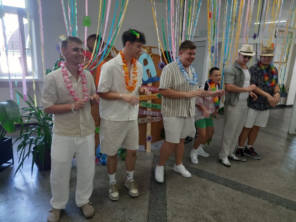 zdjęcie przedstawia grupę osób