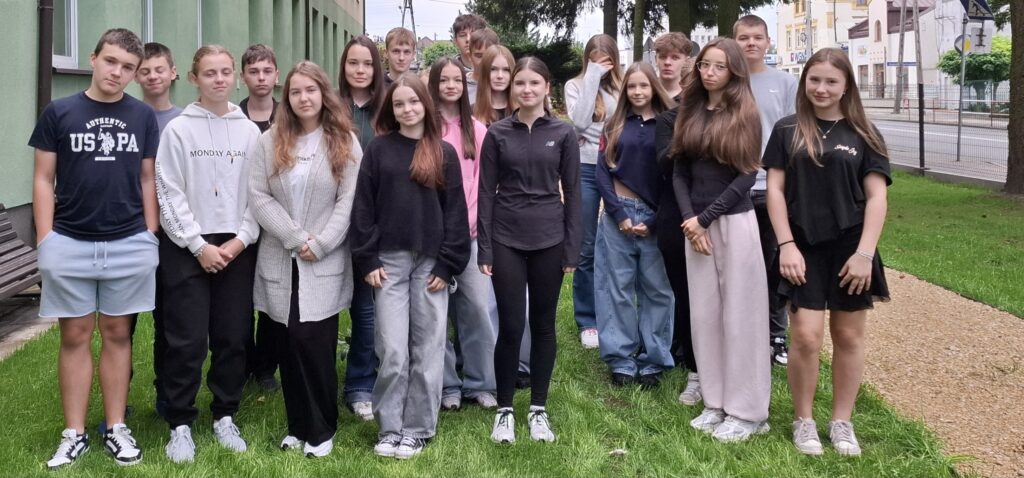 zdjęcie przedstawia grupę osób