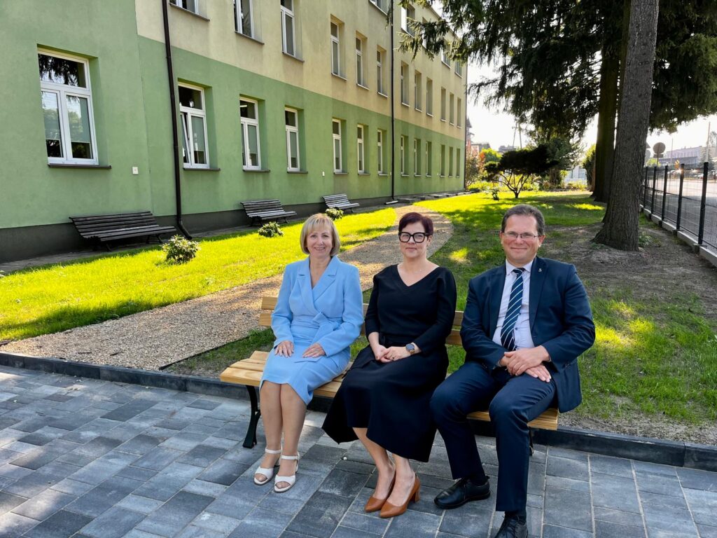 zdjęcie przedstawia grupę osób