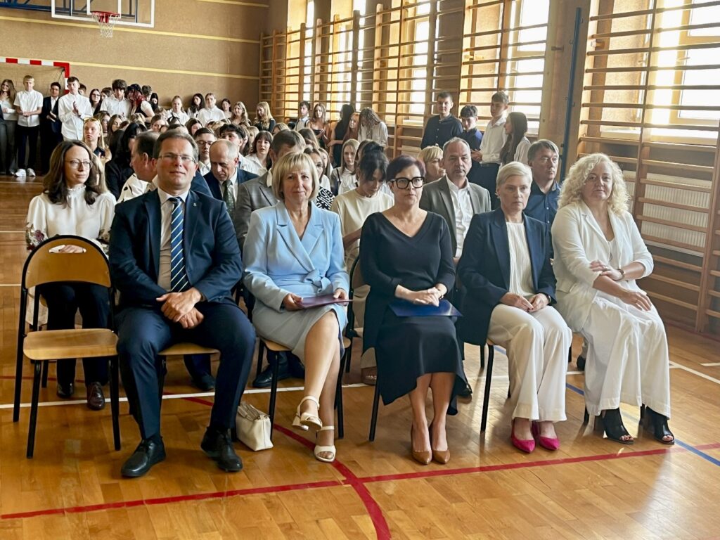 zdjęcie przedstawia grupę osób