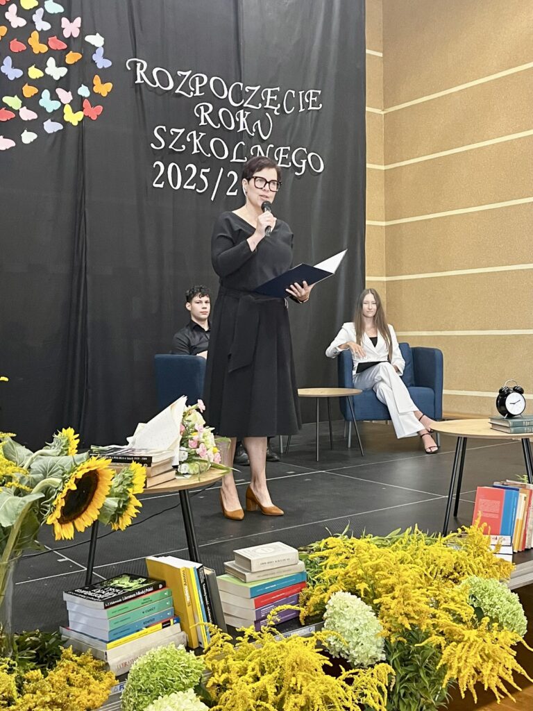 zdjęcie przedstawia grupę osób