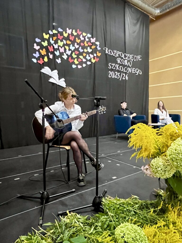 zdjęcie przedstawia grupę osób