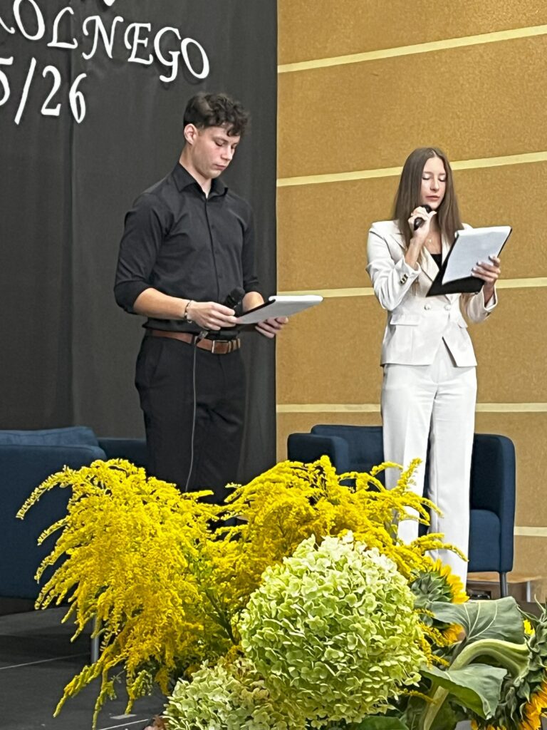 zdjęcie przedstawia grupę osób