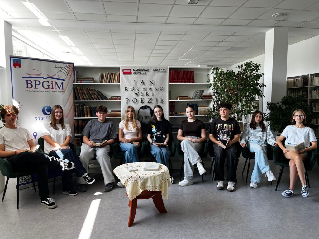 zdjęcie przedstawia grupę osób