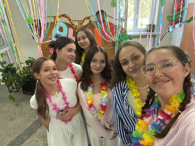 zdjęcie przedstawia grupę osób