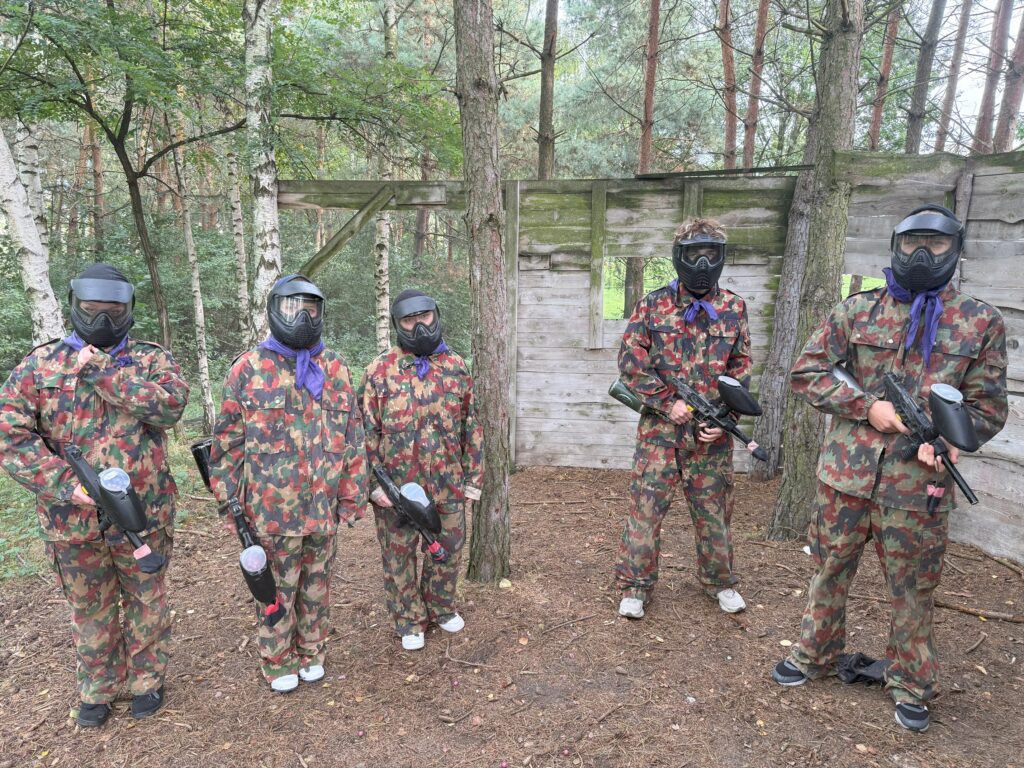 zdjęcie przedstawia grupę osób