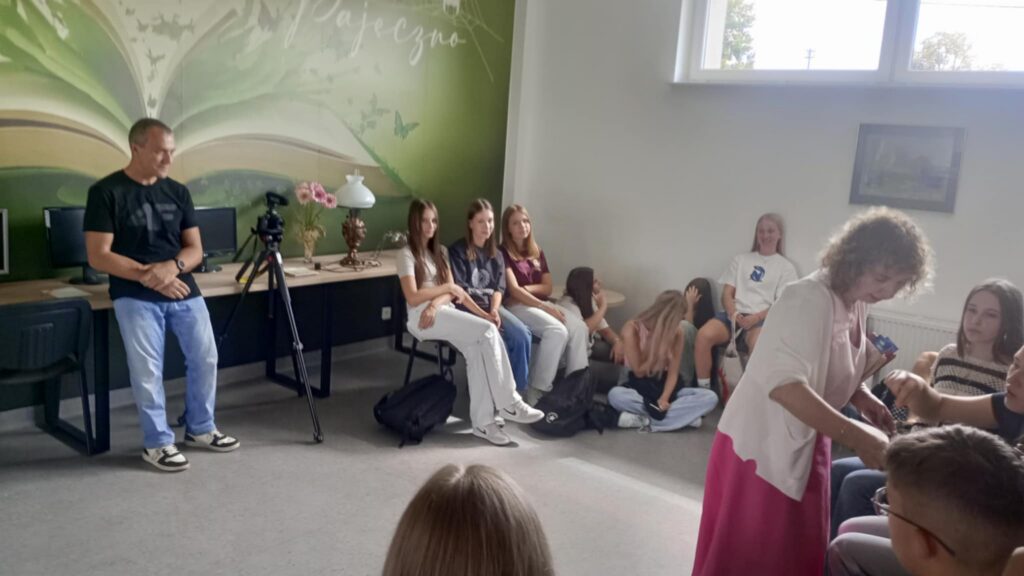 zdjęcie przedstawia grupę osób