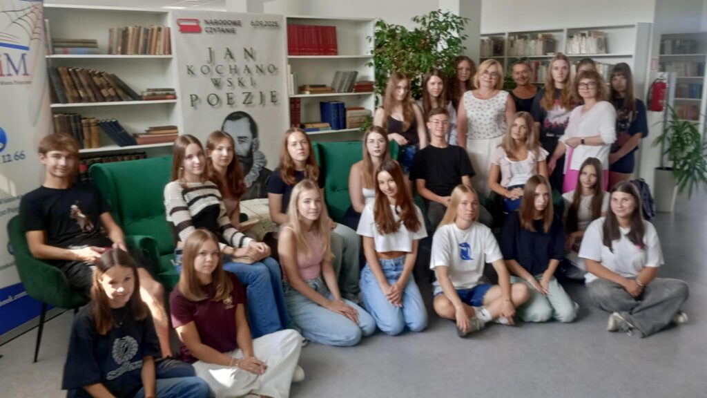 zdjęcie przedstawia grupę osób