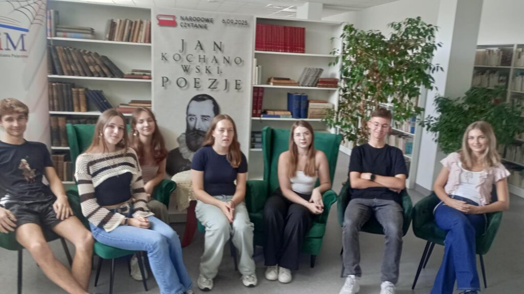 zdjęcie przedstawia grupę osób