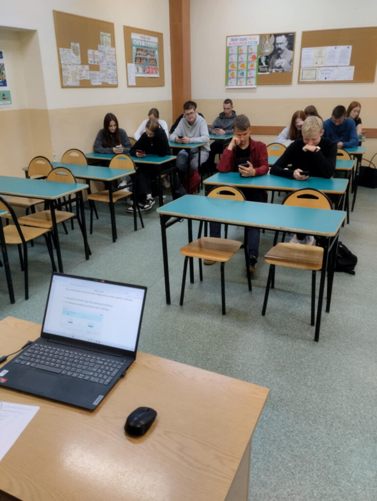 zdjęcie przedstawia grupę osób