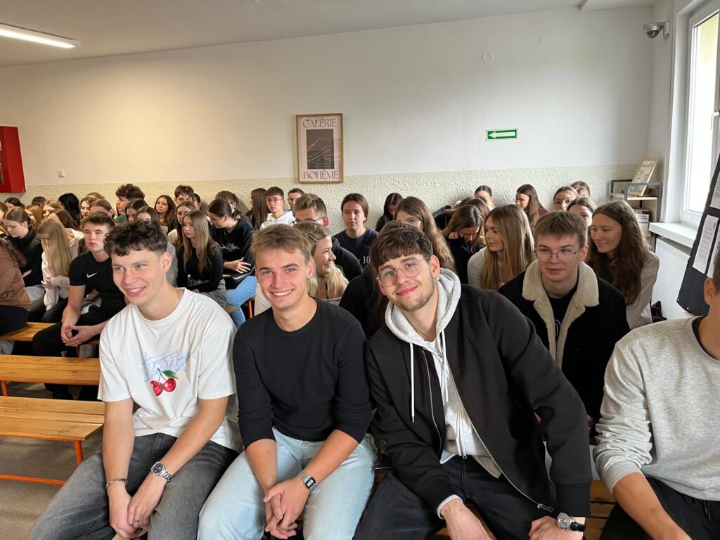 zdjęcie przedstawia grupę osób