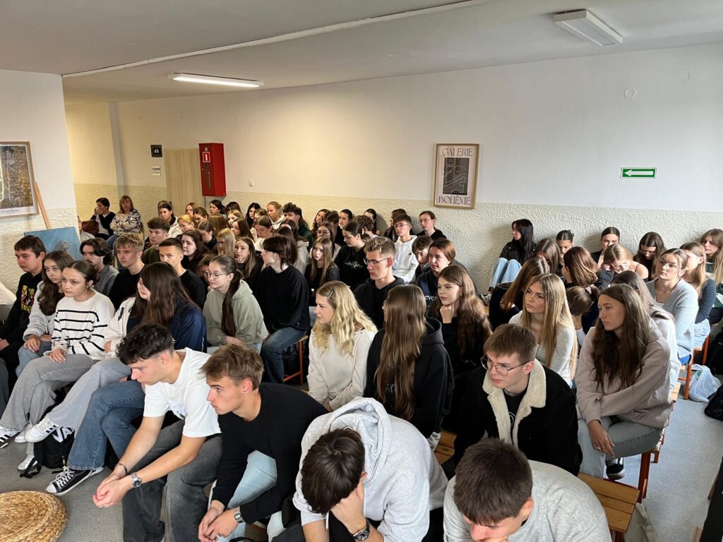 zdjęcie przedstawia grupę osób